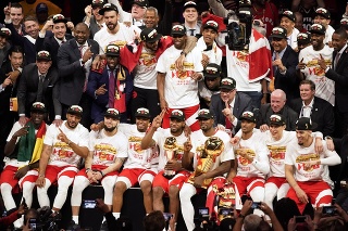 Basketbalisti Toronta Raptors oslavujú víťazstvo po výhre nad Golden State Warriors.