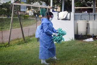 Uganda bojuje s rozšírením smrtiaceho víru eboly.