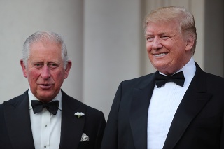 Donald Trump s princom Charlesom počas jeho návštevy v Londýne