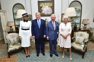 Prvá dáma USA a vojvodkyňa z Cornwallu zhodne siahli po bielej.
