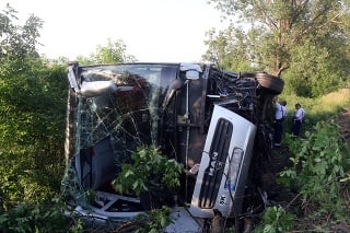 Slovenský autobus havaroval po zrážke s osobným autom pri obci Taktaharkány na severovýchode Maďarska.