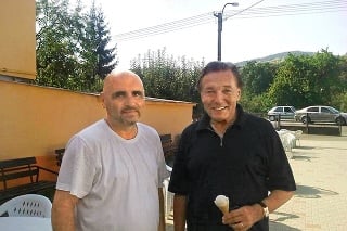 2013: Karel Gott s Nazmiho vnukom, majiteľom zmrzlinárne  Slavomírom  Lechvárom (45), cestou na koncert. 