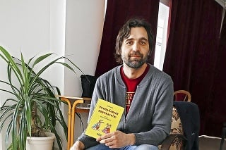 Autor Jozef Jenčo  s unikátnou knihou.
