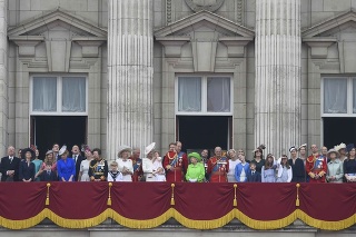 Kráľovská rodina pokope na balkóne Buckinghamského paláca.