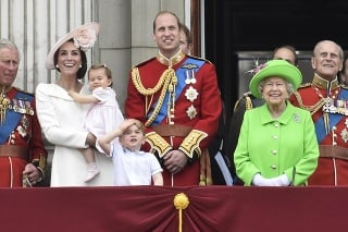 George aj Charlotte mali miesto vedľa kráľovnej.