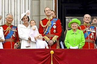 Členovia kráľovskej rodiny z balkóna spoločne zdravili tisíce priaznivcov.