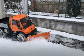Obyvateľom už z nečinnosti obce praskli nervy: Neodhrnuté chodníky zbavili snehu naozaj kurióznym spôsobom