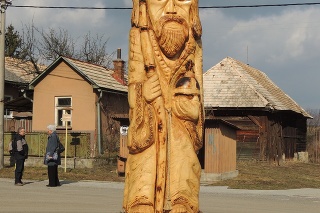 Drevená socha svätého Vojtecha v životnej veľkosti zdobí kruhový objazd v centre Prestavĺk.