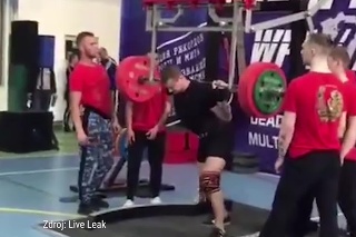 Hrôzostrašný moment na ruskej súťaži: Vzpierač zdvihol 250 kilovú činku, stalo sa niečo strašné!