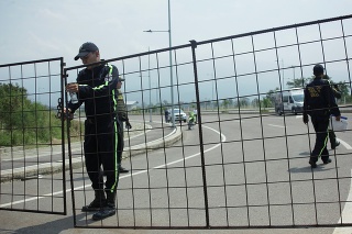 Venezuelská armáda zablokovala most na hraniciach s Kolumbiou.