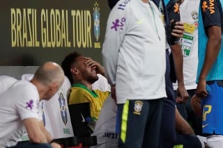 Brazílsky futbalista Neymar sa v prípravnom zápase s Katarom zranil a nebude štartovať na Copa America.