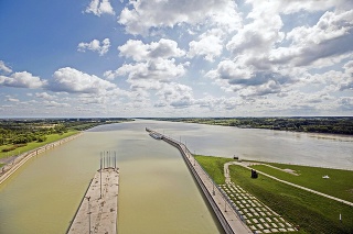 Cez vodnú elektráreň Gabčíkovo pustia menej vody. menej y vod.