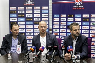 Na snímke zľava generálny manažér hokejových reprezentácií Miroslav Šatan, asistent hlavného trénera SR20 Martin Štrbák a hlavný tréner SR20 Róbert Petrovický.
