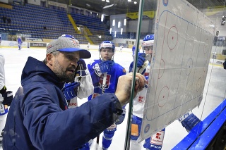 Na snímke asistent trénera Róbert Petrovický (vľavo) počas tréningu slovenskej hokejovej reprezentácie.