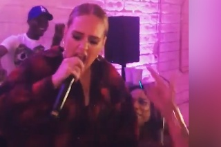 Citlivá speváčka Adele roztancovala celý klub: Bezchybným rapom konkuruje Nicki Minaj