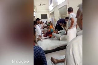 Šokujúce video z Indie: Doktor bil pacienta hlava-nehlava