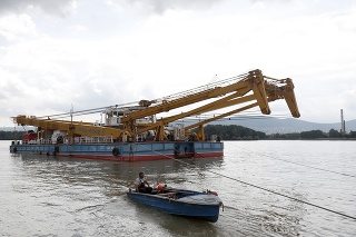 Na snímke žeriav Clark Ádám dopravujú na miesto minulotýždňovej tragickej zrážky lodí na Dunaji v Budapešti. 