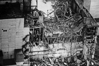 Jadrová apokalypsa: Zničený reaktor horel ešte dlho po výbuchu. Rádioaktívny dym, ktorý z neho stúpal, Sovieti na fotkách cenzurovali.