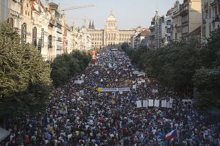 Masový protest na Václavskom námestí.