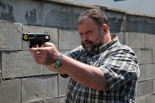 Bývalý policajt Ján Appel predstavil nesmrtiace zbrane.