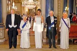 Americký prezindent s manželkou sa stretli s kráľovskou rodinou.