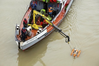 Záchranárska loď, ktorá používa sonar počas záchrannej operácie na Dunaji.