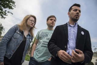 Na snímke zľava zástupcovia z iniciatívy Za slušné Slovensko Karolína Farská, Peter Nagy a Juraj Šeliga.
