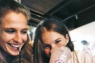Katarína spolu s o 14 rokov mladšou sestrou Silviou.