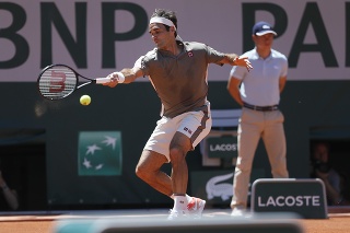  Roger Federer v zápase proti Argentínčanovi Leonardovi Mayerovi v osemfinále Roland Garros.