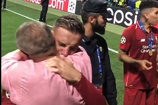 Henderson sa rozplakal v otcovom náručí. 