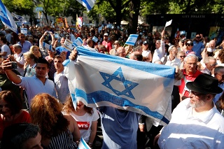 V Berlíne sa protestovalo proti Izraelu. Zároveň prebehla aj demonštrácia na jeho podporu.