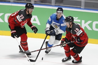 Fínsky hokejový útočník Joel Kiviranta (v strede) bude vo svojej kariére pokračovať v NHL.