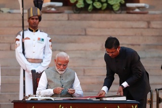 Indický premiér Módí zložil prísahu.