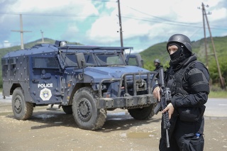 Príslušníci špeciálnej jednotky kosovskej polície hliadkujú v obci Cabra na severozápade Kosova.