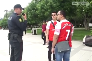 Polícia zadržala fanúšikov s nepovoleným drseom Henrkha Mkhitaryana.