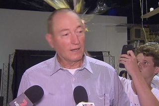 Na snímke z videa tínedžer rozbíja vajíčko o hlavu austrálskeho senátora Frasera Anninga.