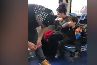 Príšerná výchova zdrogovaných rodičov v autobuse: Malý chlapček zúfalo kričal o pozornosť