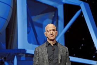 Jeff Bezos je šéfom Amazonu.