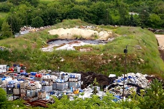 Podľa polície bol na skládku Vlčie hory vozený aj nebezpečný odpad.
