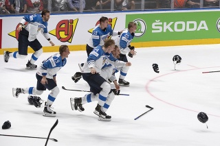 Radosť fínskych hokejistov po finále.