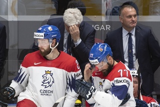 Českí hráči smútia po prehre s Rusmi.