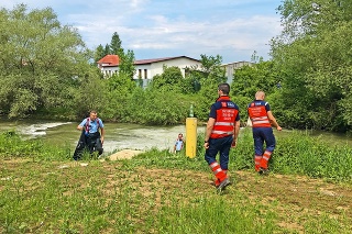 Zachranári hľadali muža v rieke 2 hodiny.