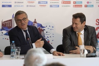 Na snímke zľava prezident IIHF René Fasel a prezident Slovenského zväzu ľadového hokeja Martin Kohút.