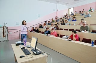 na prednáške: Študenti  univerzity tretieho veku sú  pozornými poslucháčmi.