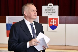 V eurovoľbách odovzdali svoje hlasy aj prezident Slovenskej republiky Andrej Kiska s manželkou Martinou. 