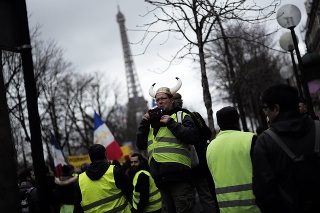 Demonštranti z francúzskeho hnutia tzv. žltých viest.