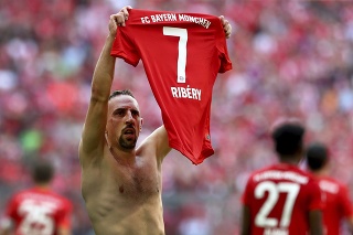 Franck Ribéry oslavuje svoj gól v zápase 34. kola nemeckej futbalovej Bundesligy Bayern Mníchov - Eintracht Frankfurt.