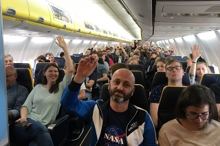 Fotka zachytáva Slovákov, ktorí leteli domov, aby mohli odvoliť.