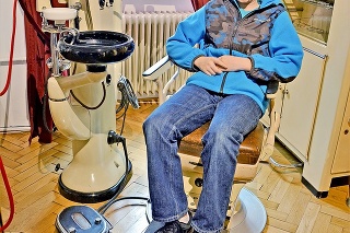 Kreslo: Timothy (13) si vyskúšal zubno lekársku súpravu československej výroby.