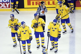 Sklamaní švédski hokejisti po vypadnutí.